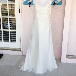 David’s Bridal Chiffon Halter Wedding Gown 14 NWOT OP1254